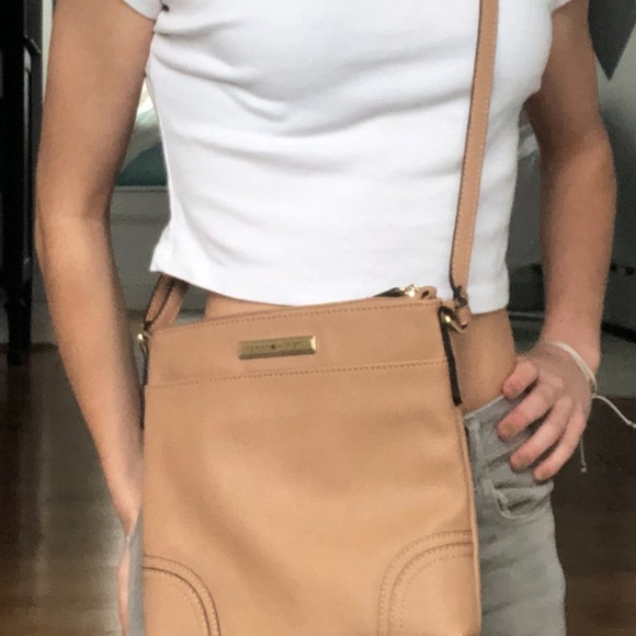 BRAND NEW Tommy Hilfiger Crossbody Bag - Picture 2 of 6